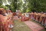 На территории бывшего Макарьевского монастыря в Гомельской области состоялся крестный ход и Божественная литургия